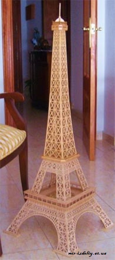 Большая Ейфелева башня из фанеры